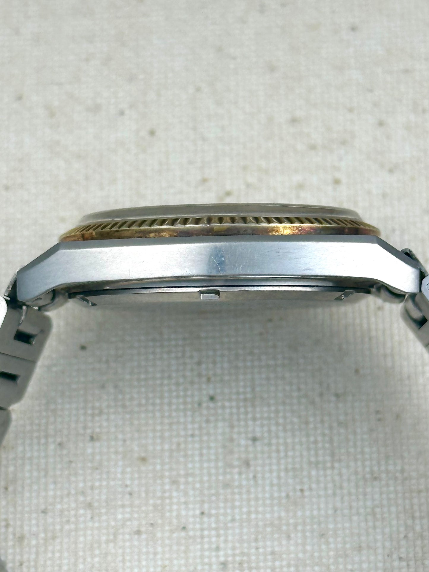 Caravelle Fluted Bezel Vintage