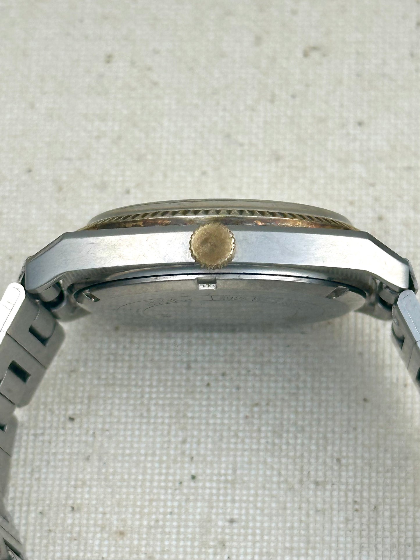 Caravelle Fluted Bezel Vintage